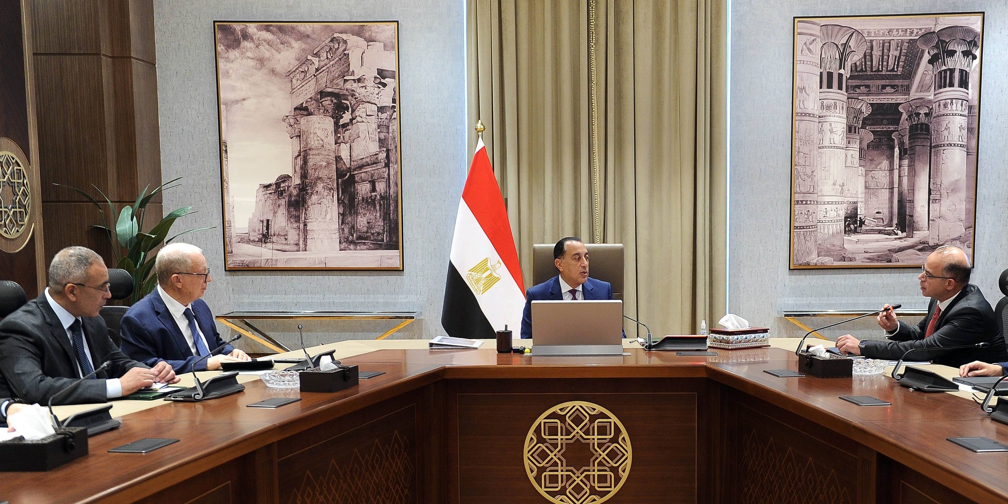 جانب من اجتماع رئيس الوزراء المصري